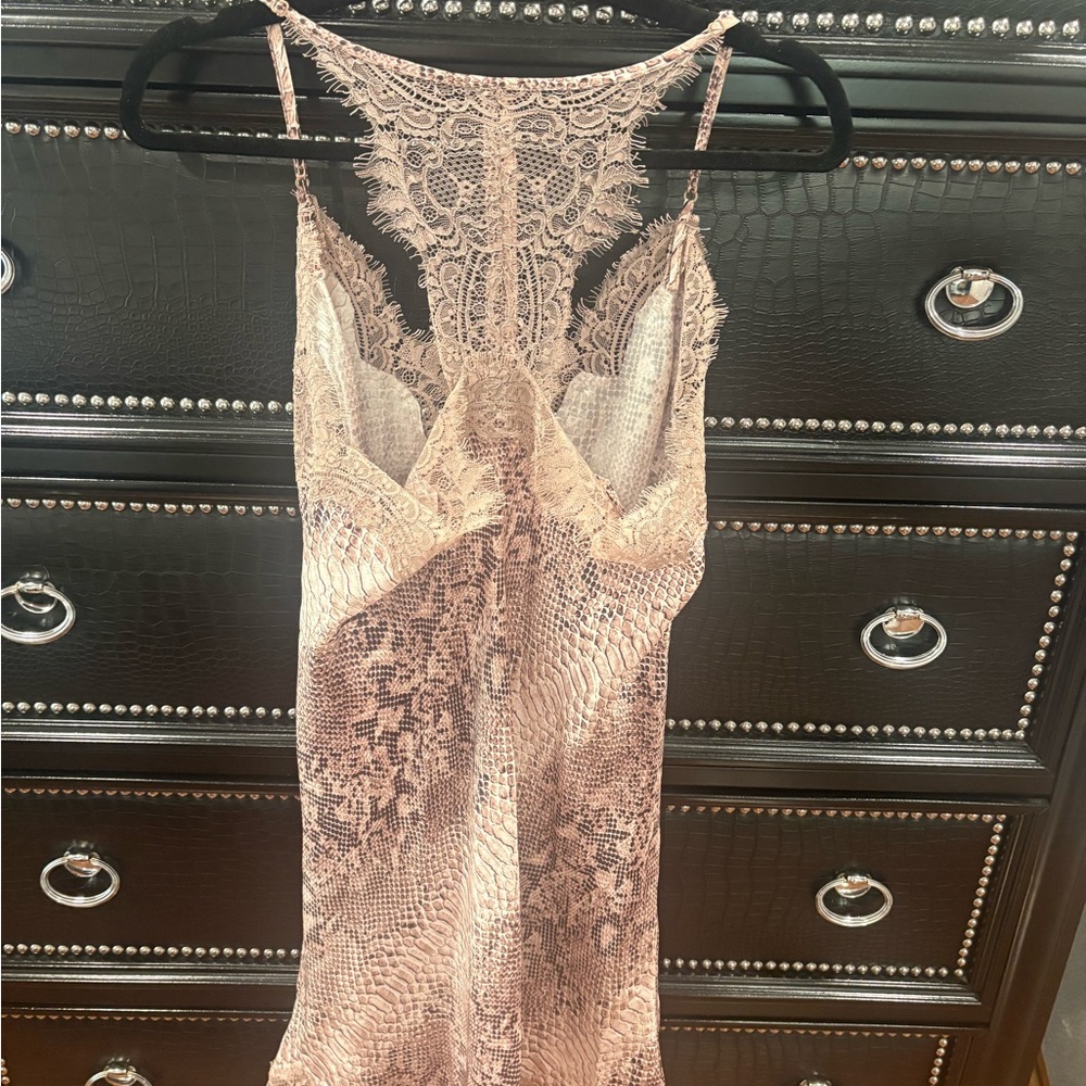 Elegant Lace Midi Dress in Cream - Picture 5 of 5